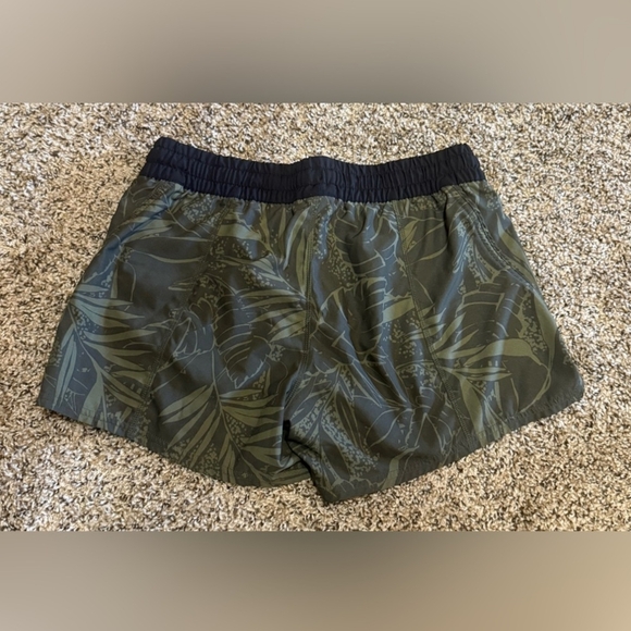 Vuori Shorts Size Medium EUC - Picture 2 of 4